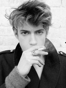 欧美手拿吉他男女图片,手拿吉他男女演绎音乐魅力